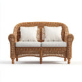 Dwuosobowa sofa ogrodowa z rattanu brązowa z białymi poduszkami, 130 x 70 x 95 cm